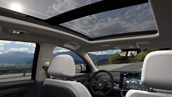 cửa sổ trời toàn cảnh vinfast vf8
