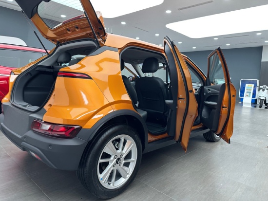 oto điện vinfast vf5 màu cam tại vinfast mỹ đình