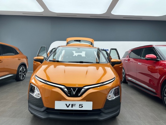 oto điện vinfast vf5 màu cam tại vinfast mỹ đình