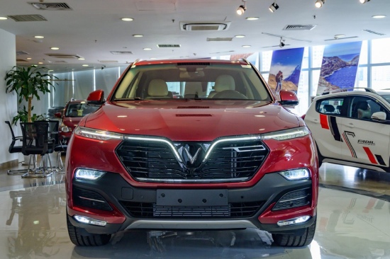 đầu xe VinFast Lux SA đỏ