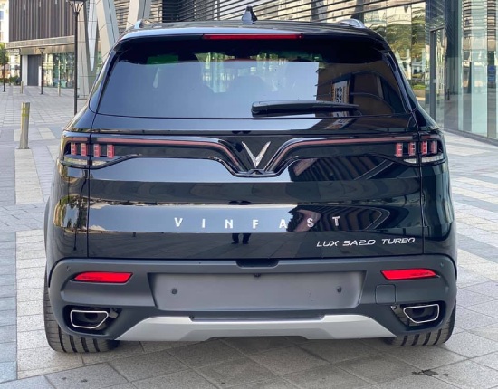 đuôi xe vinfast lux sa đen